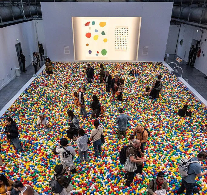 Damien Hirst'ün Milano'daki McDonald's tuhaflığı